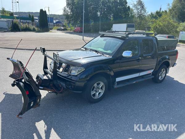 Pickup Nissan Navara dubbelhytt 2,5 dCi 4x4 med plog och spridare