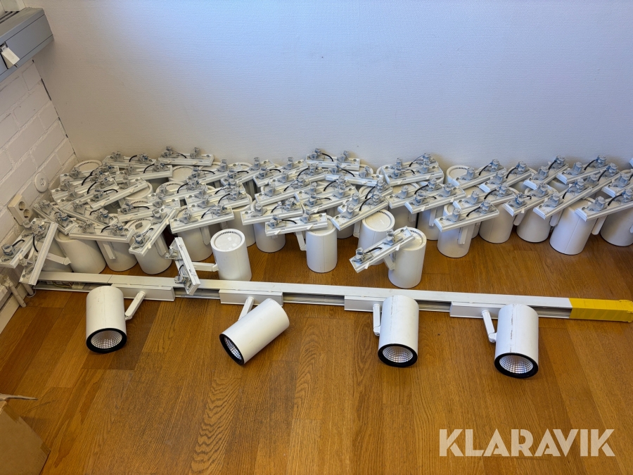 Lamparmaturer Zumtobel med skensystem ca 70st LED