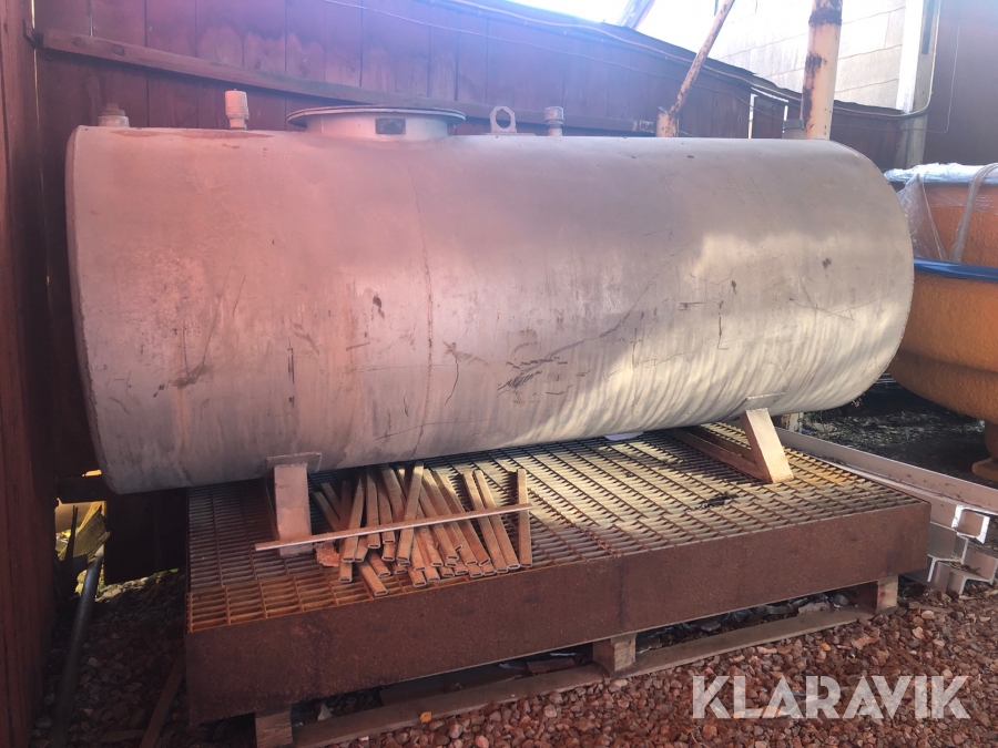 klaravik-auktioner-dieseltank-med-uppsamlingsk-rl-1-5-m3