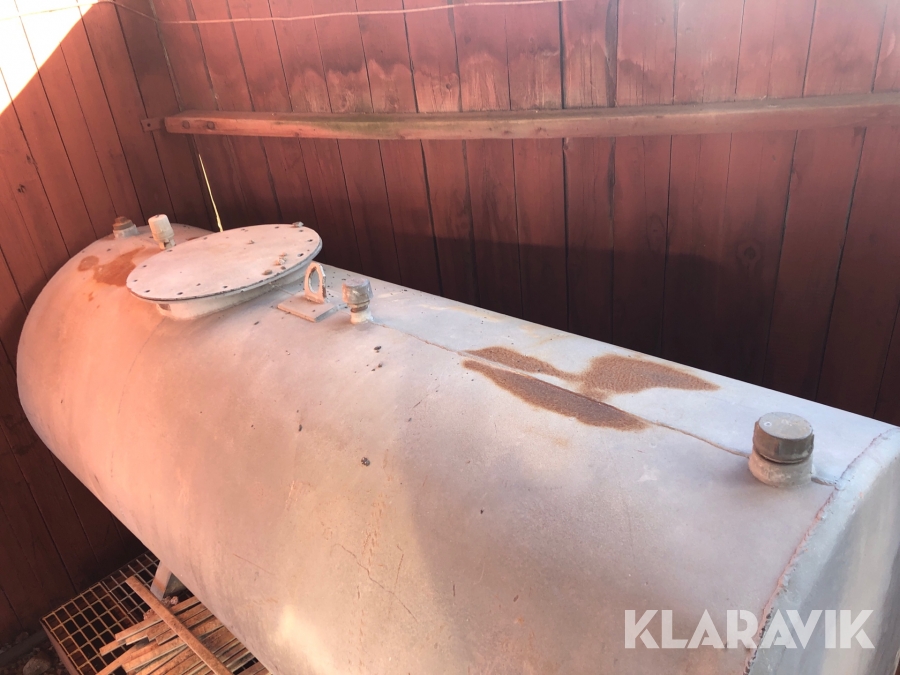 klaravik-auktioner-dieseltank-med-uppsamlingsk-rl-1-5-m3