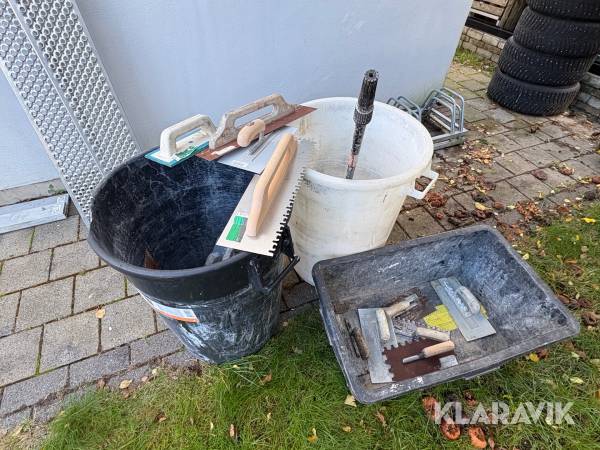 Murartunnor med diverse murarverktyg