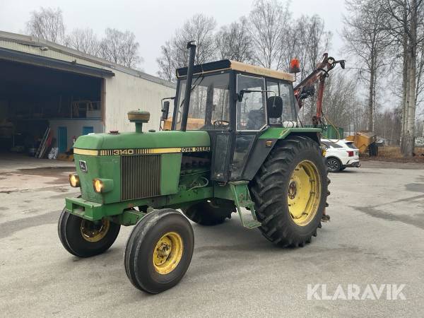 Traktor John Deere 3140.