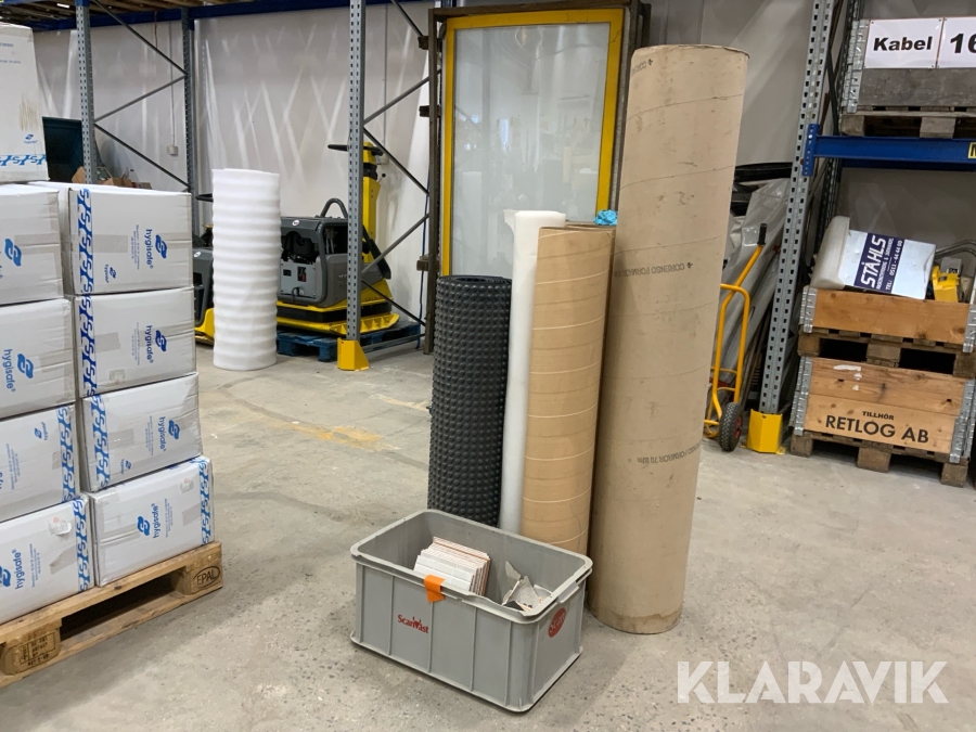 Papprör, kakel och fuktskyddsmatta