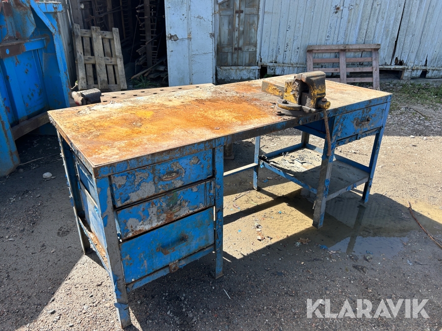 Arbetsbänk med skruvstäd