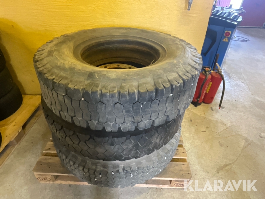 Lastbilsdäck med fälg 3 däck 2 fälgar