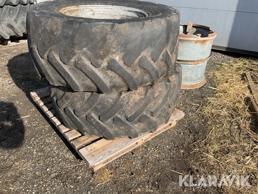 Framdäck 440/65R24 MF 5612 Continental Contract AC 65 med fälg 