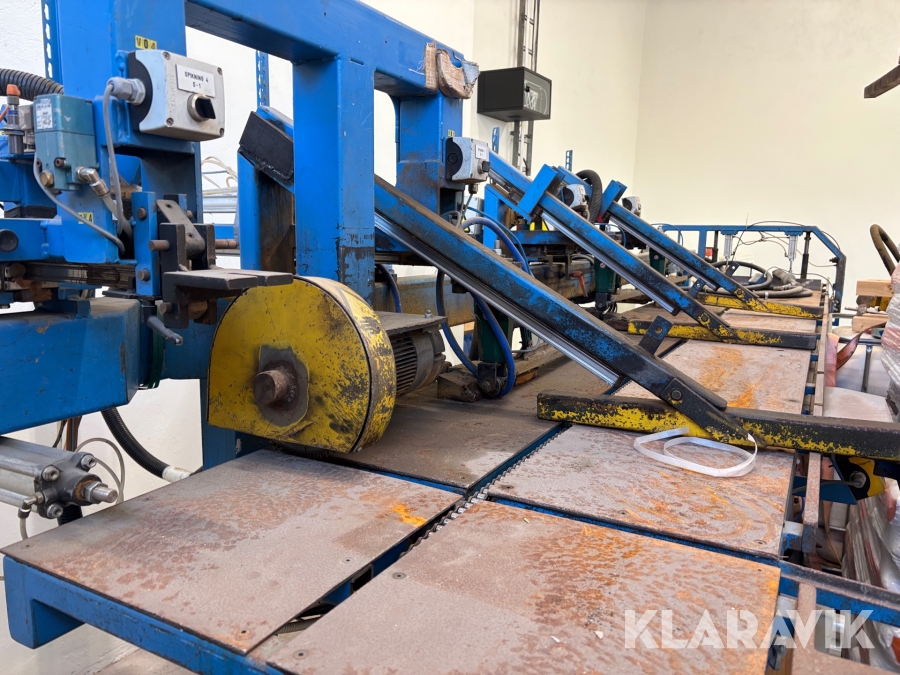 Luckmaskin Randek Bautech för tillverkning av råspontluckor. Luftdriven