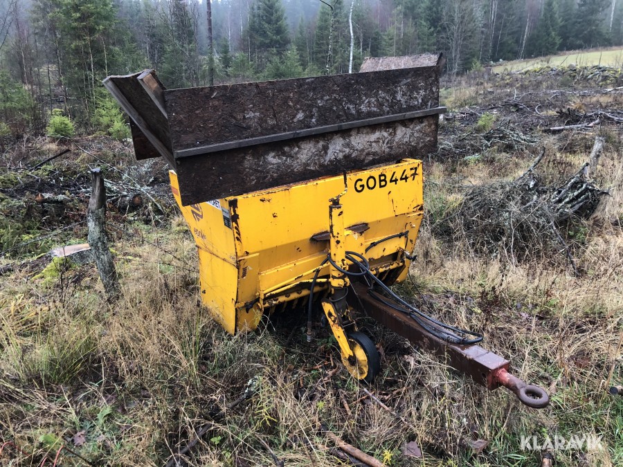 Sandspridare bogserad Ströman