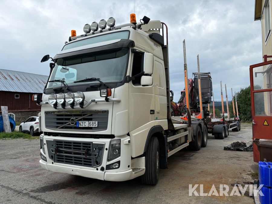 Timmerbil Volvo FH16 750 6x4 med kran och timmervagn
