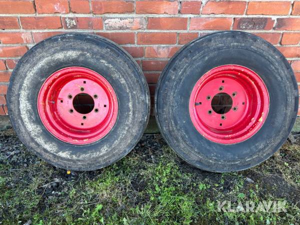 Två däck med fälg Goodyear 10.00-16