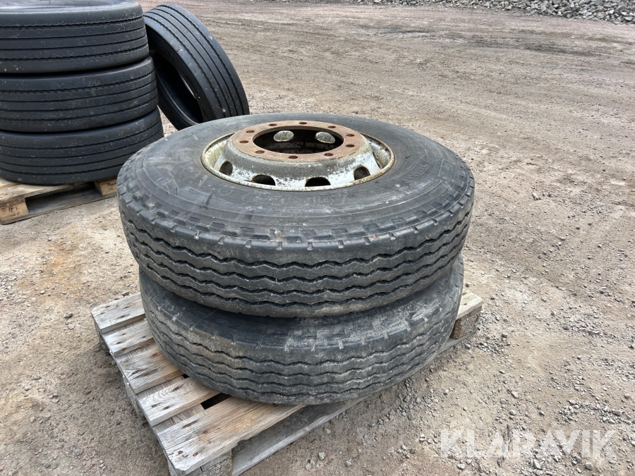 Lastbilsdäck Bridgestone V-Steel med koniska fälgar 2st