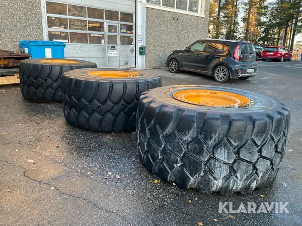 Entreprenaddäck Bridgestone / Goodyear 875/65R29 med fälg