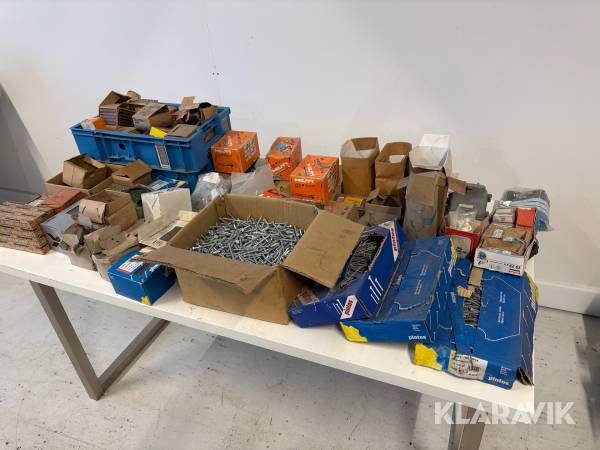 Stort parti med blandade skruv och spik.