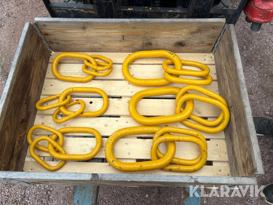 Bland pall med lyftöglor och krokar