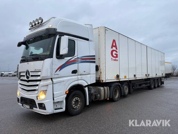 Dragbil Mercedes-Benz Actros 2551 med trailer