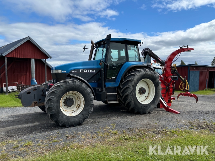 Traktor Ford New Holland 8970 med Farmi flishugg och kran