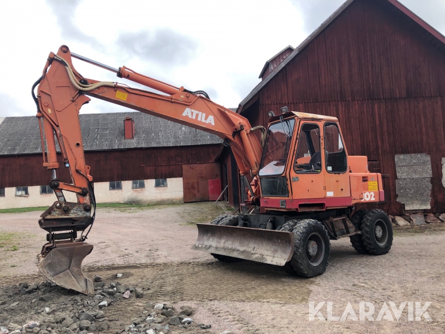 Grävmaskin Atila 1302D med flera redskap