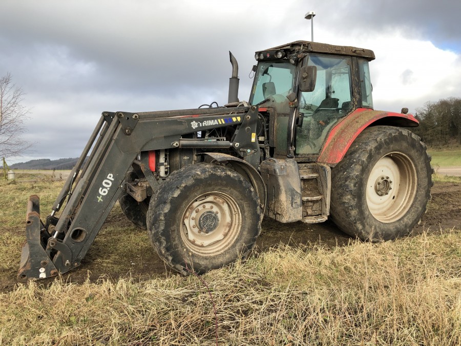 Traktor med lastare MF 6490-4 (Reparationsobjekt)