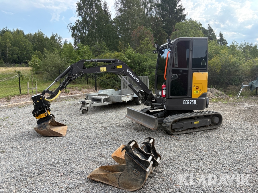 Grävmaskin Volvo ECR25D med släp och redskap
