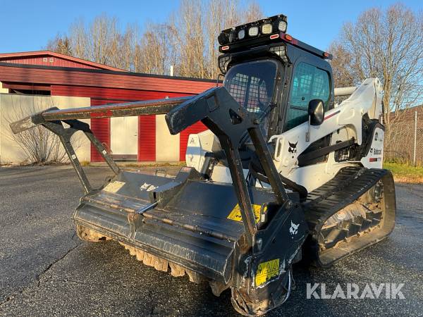 Redskapsbärare Bobcat T770 skogsutrustad med flera redskap