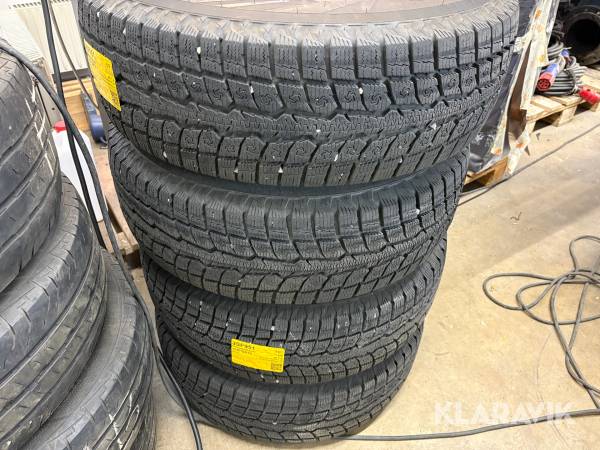 Vinterdäck Toyo 235/75R15