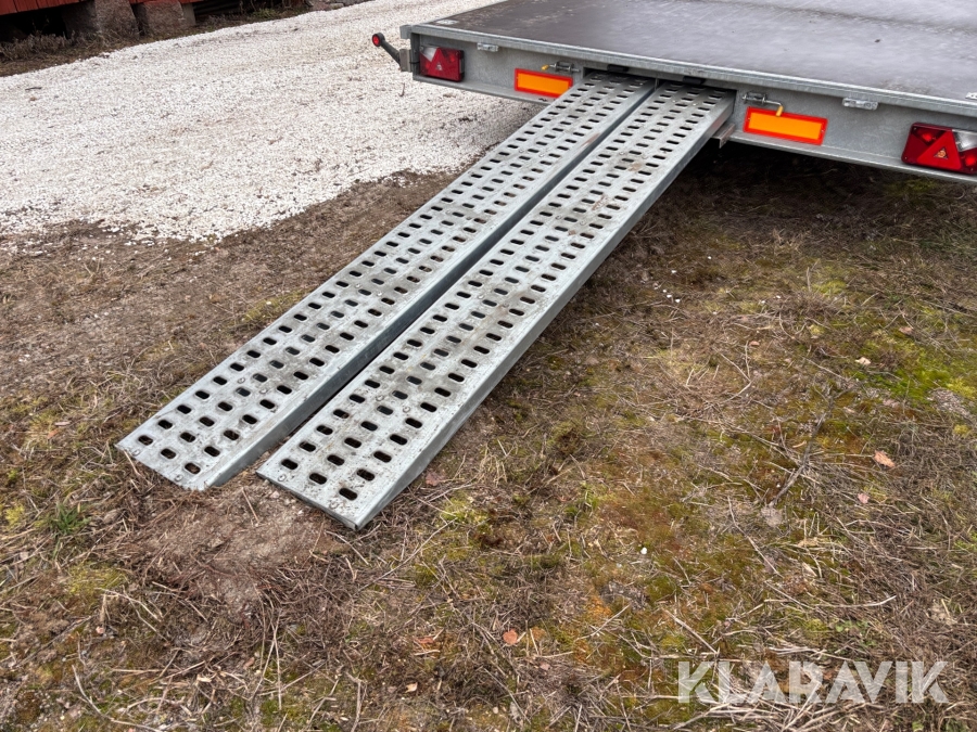 Personbilssläp/jättesläp Neiwiadow 8x2.55 m 2360 kg