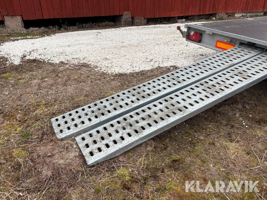 Personbilssläp/jättesläp Neiwiadow 8x2.55 m 2360 kg