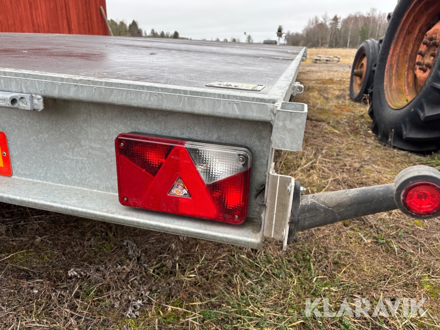 Personbilssläp/jättesläp Neiwiadow 8x2.55 m 2360 kg