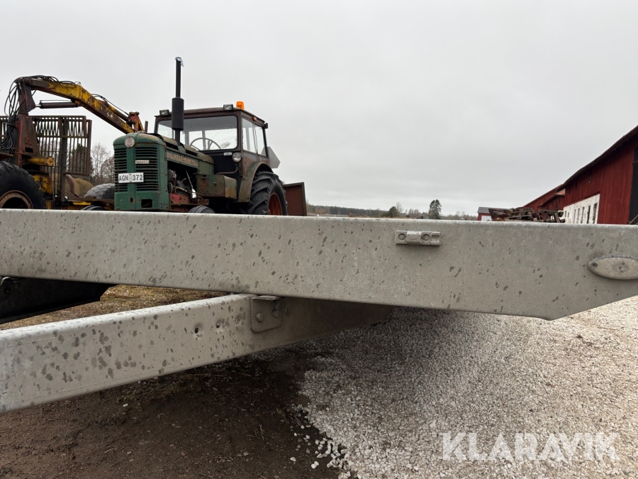 Personbilssläp/jättesläp Neiwiadow 8x2.55 m 2360 kg