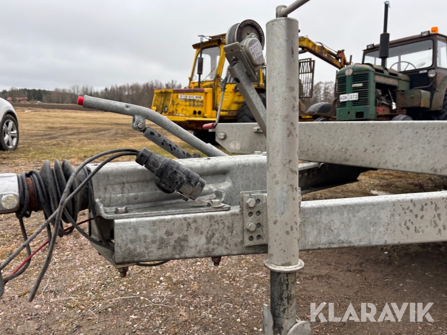 Personbilssläp/jättesläp Neiwiadow 8x2.55 m 2360 kg