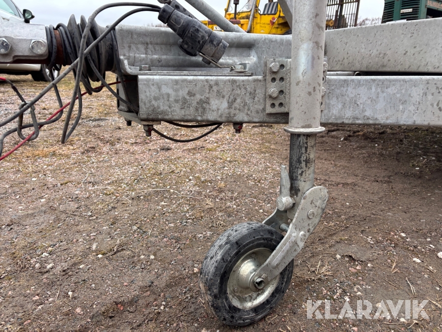 Personbilssläp/jättesläp Neiwiadow 8x2.55 m 2360 kg