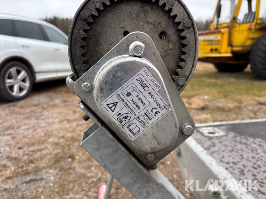 Personbilssläp/jättesläp Neiwiadow 8x2.55 m 2360 kg