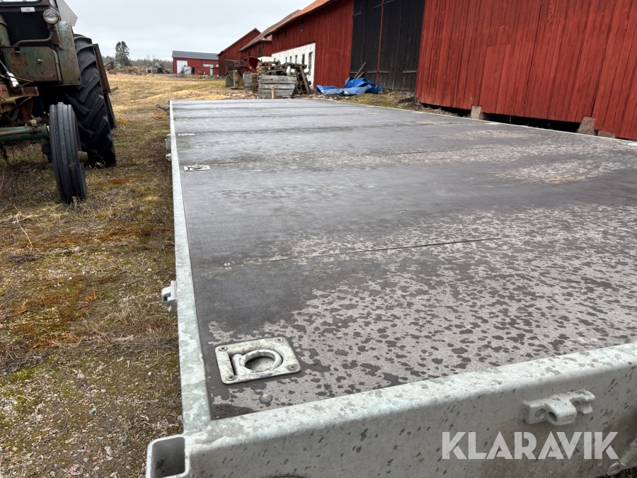 Personbilssläp/jättesläp Neiwiadow 8x2.55 m 2360 kg