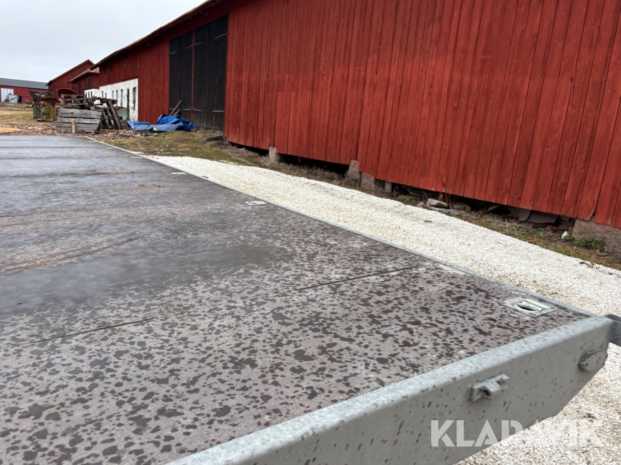 Personbilssläp/jättesläp Neiwiadow 8x2.55 m 2360 kg