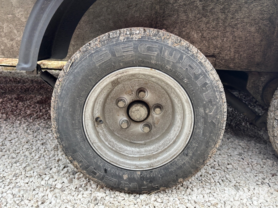 Personbilssläp/jättesläp Neiwiadow 8x2.55 m 2360 kg