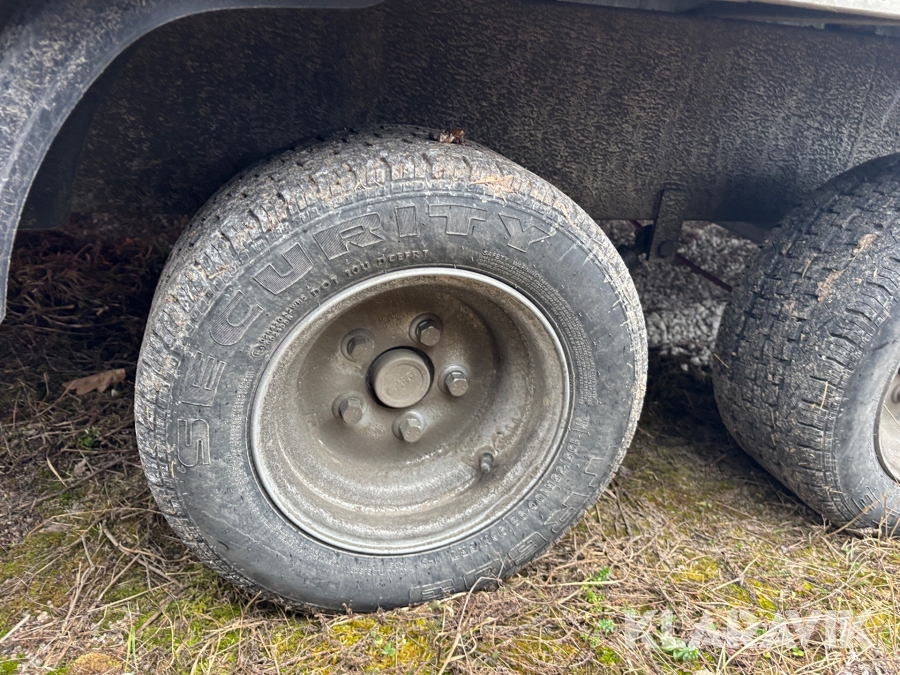 Personbilssläp/jättesläp Neiwiadow 8x2.55 m 2360 kg