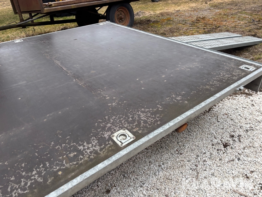 Personbilssläp/jättesläp Neiwiadow 8x2.55 m 2360 kg