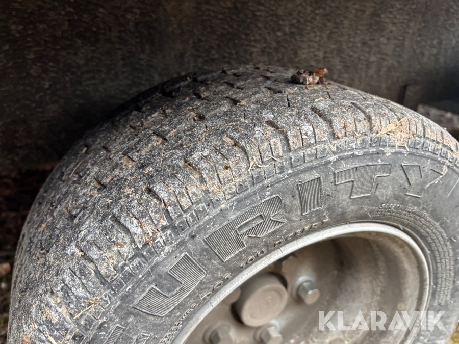 Personbilssläp/jättesläp Neiwiadow 8x2.55 m 2360 kg