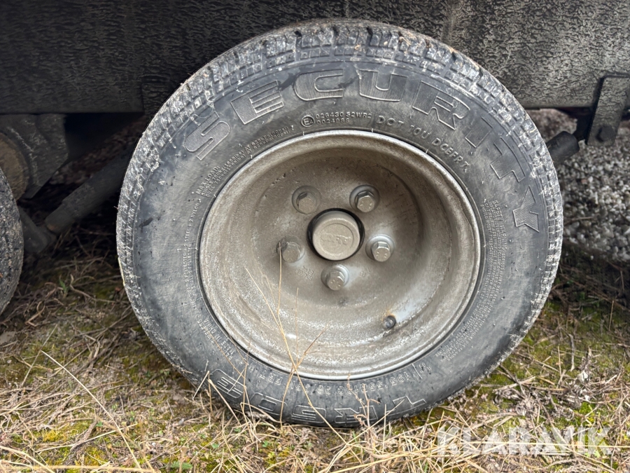 Personbilssläp/jättesläp Neiwiadow 8x2.55 m 2360 kg