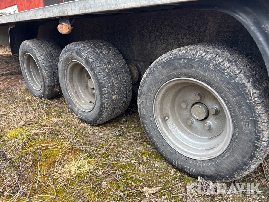 Personbilssläp/jättesläp Neiwiadow 8x2.55 m 2360 kg