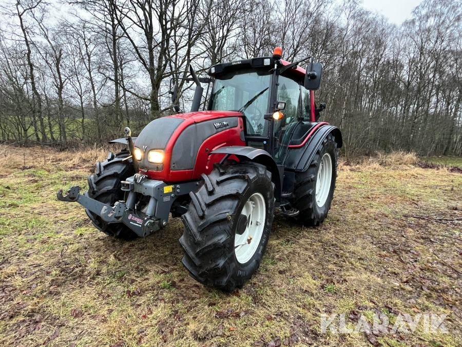 Traktor Valtra N121 med frontlyft