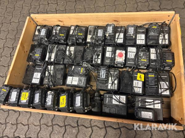 Pall med  laddare, batterier och skruvdragare Panasonic