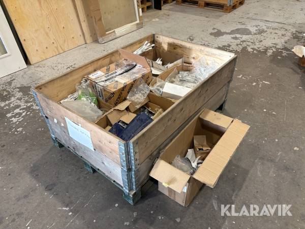 Pall med fönsterbeslag