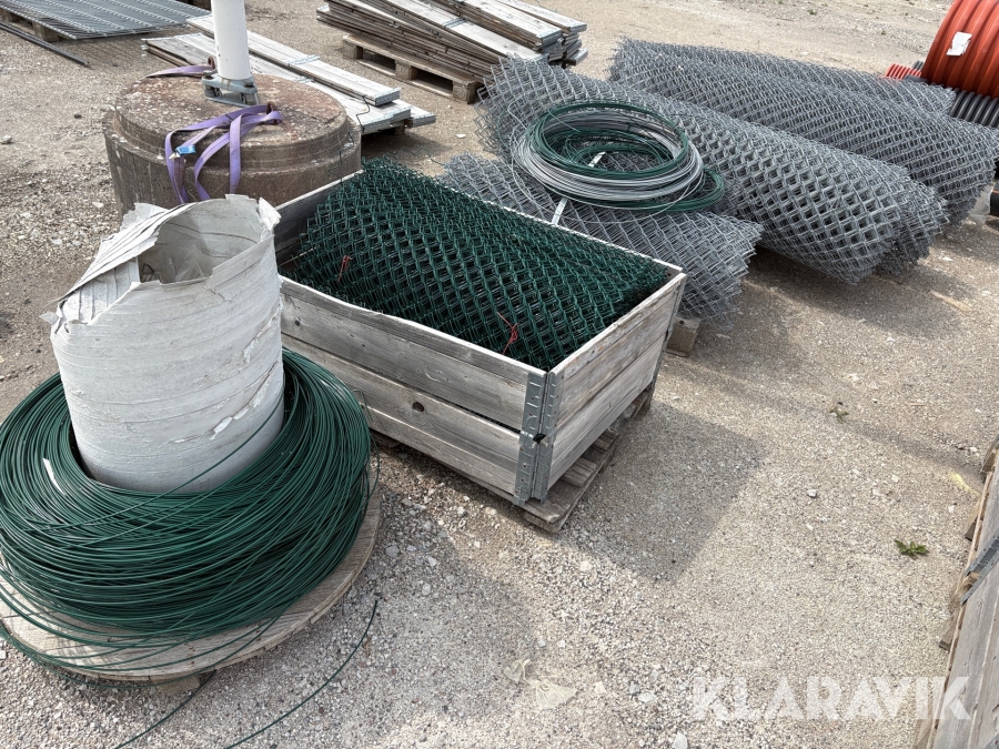 Stängsel 12 rullar höjd mellan 1-4m + diverse stolpar