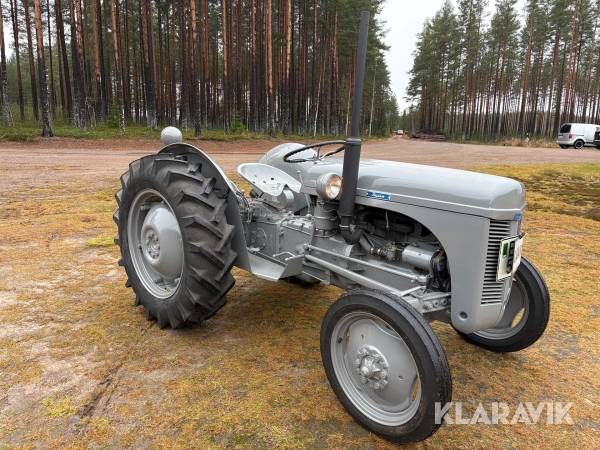 Traktor Massey Ferguson TEA-20 B Grålle