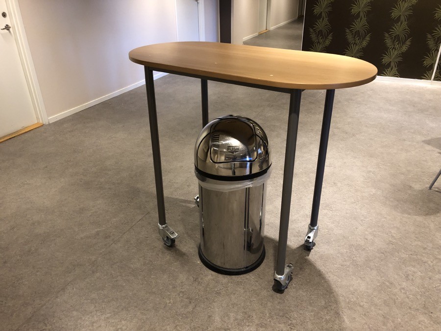 Kontorsmöbler Bord och sophink Kinnarp m fl