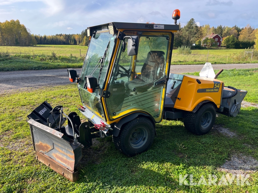 Redskapsbärare Belos Transpro 54 plogutrustad