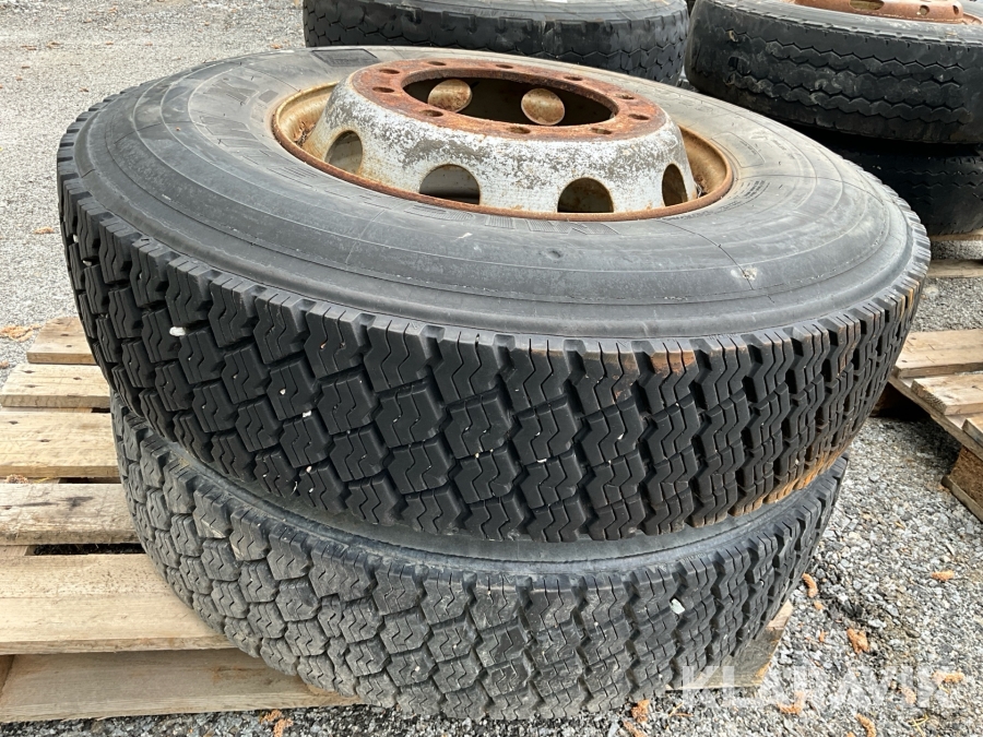 Däck Michelin 12R22.5 2 st