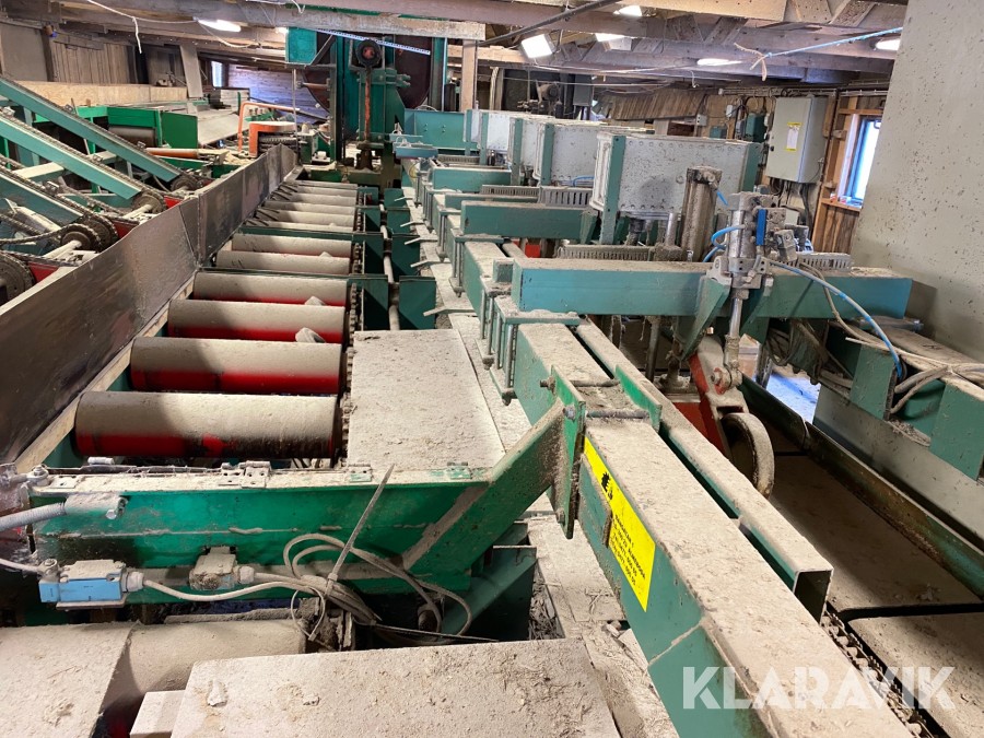 Sågverk med sågar, transportband, avbarkare, flishugg mm