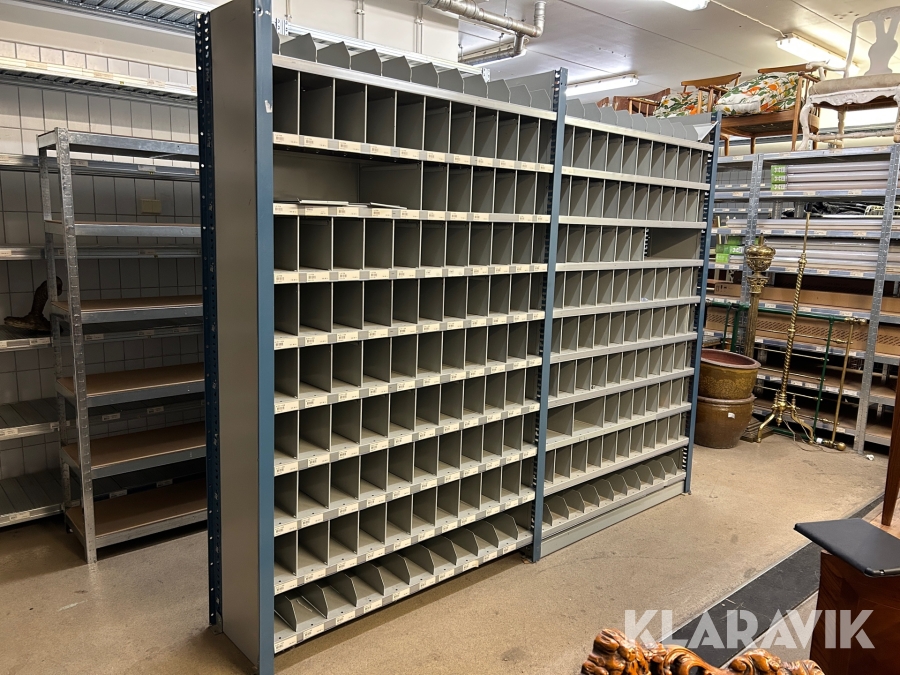 Sortimenthylla med reglerbara fack  